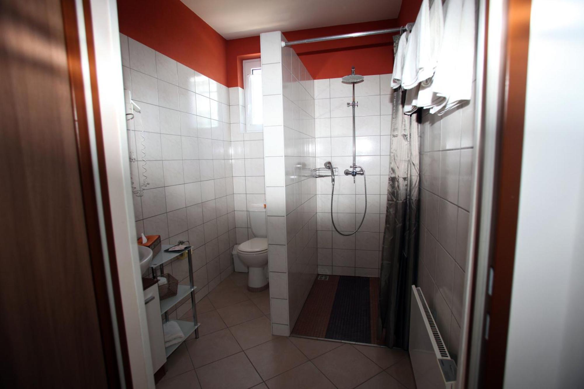 Landhaus Klambauer Ferienapartments Thermennaehe St Martins Therme Frauenkirchen Exterior foto